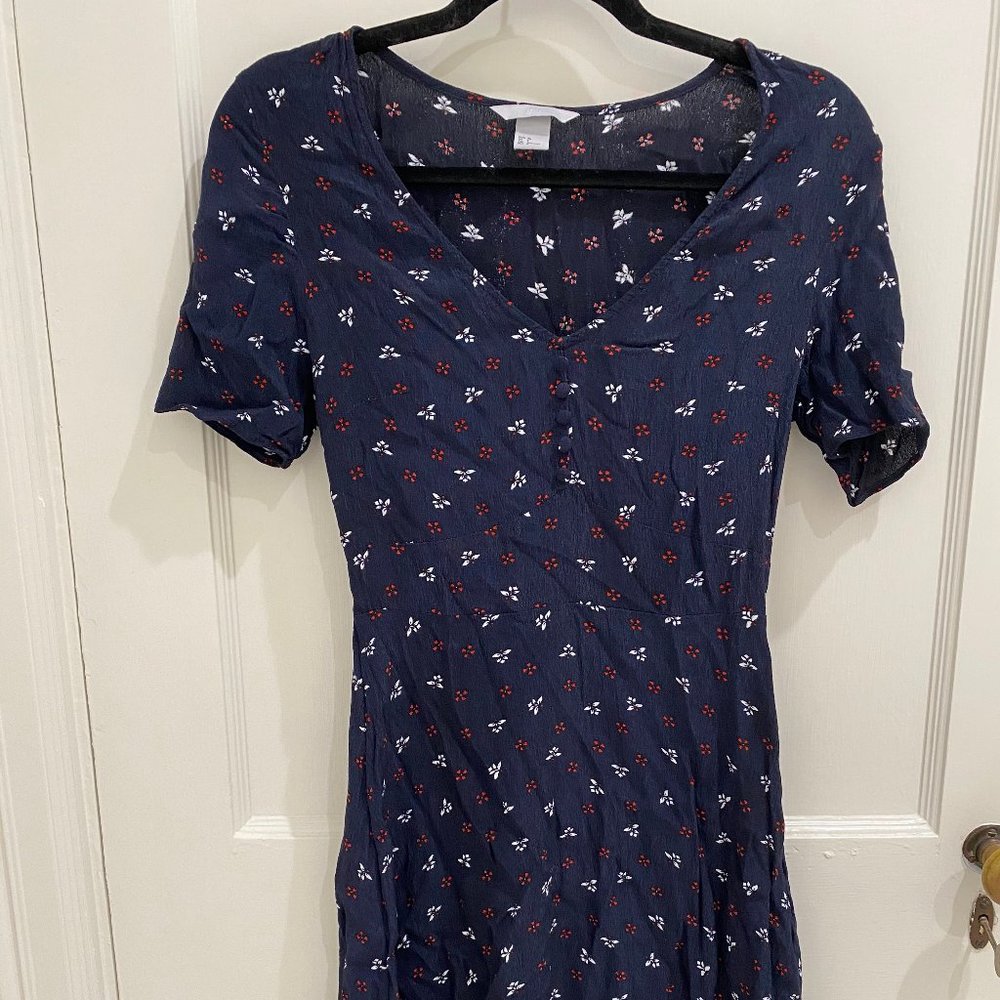 Cute patterned size 6 H&M V-neck navy dress with short sleeves, EUC